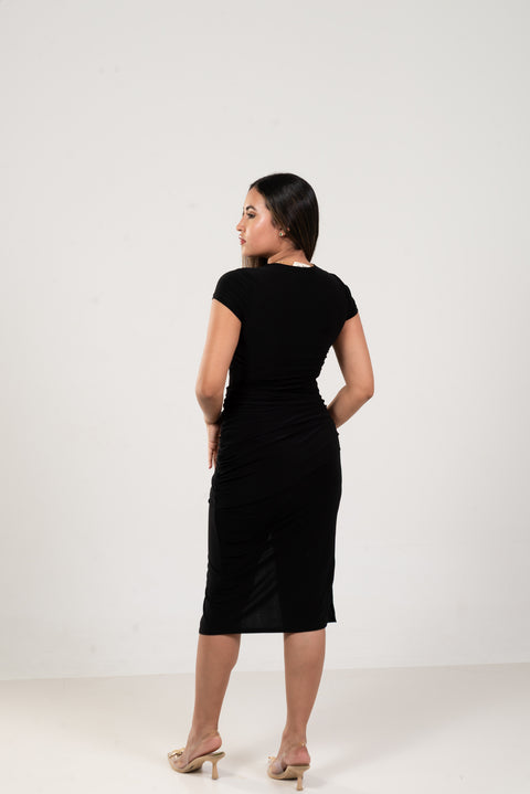 Vestido midi elegante negro con detalle dorado