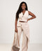 Conjunto sastre beige nude – chaleco + pantalón elegante
