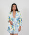 Vestido corto floral con cinturón y escote en V