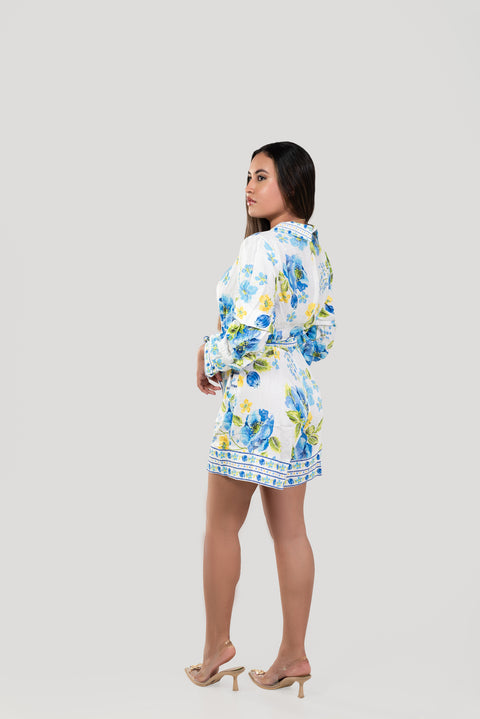 Vestido corto floral con cinturón y escote en V