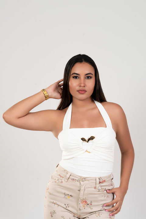 Blusa drapeada con herraje dorado